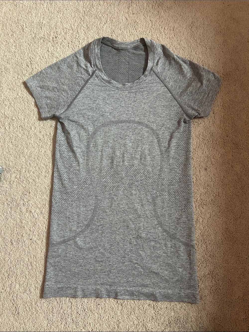 Lululemon Swiftly Tech Hip Length Short Sleeve in Grey (Retail $78)